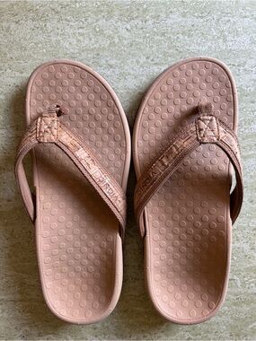 Vionic Women's Tan Cork-Accent Thong Sandals
